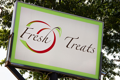 The street sign for Fresh Treats Gourmet Bistro in Decatur, GA.