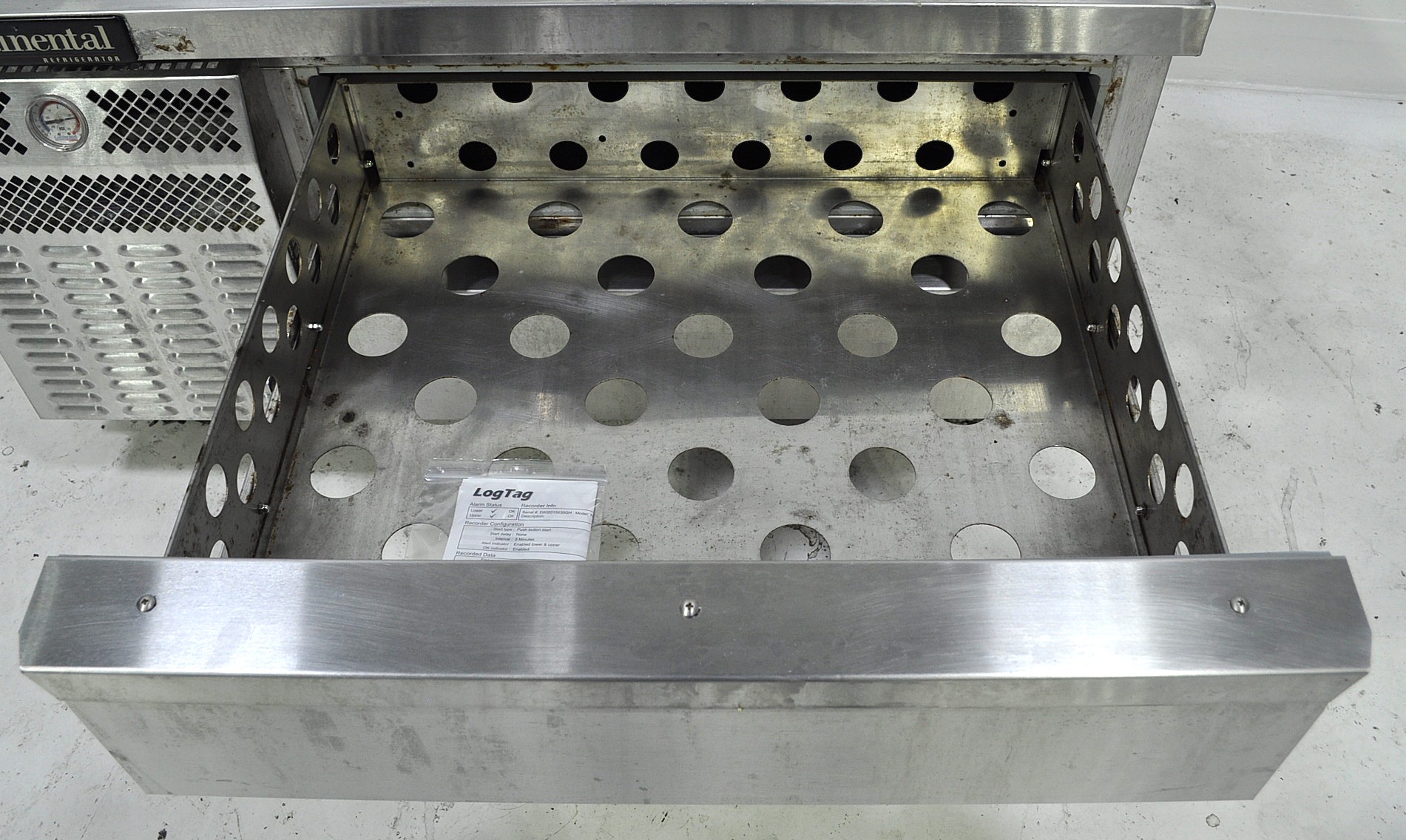 Continental Refrigerator D48GN - Item 267055