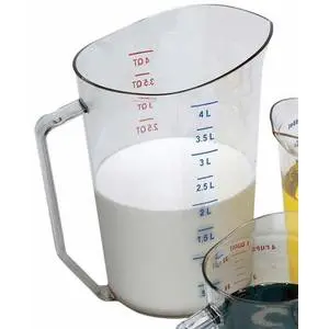 Cambro Camwear 4 Quart Clear Polycarbonate Measuring Cup - 400MCCW135