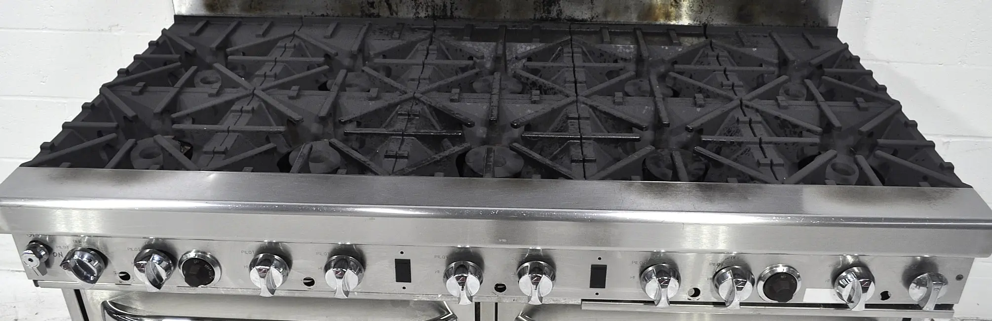 Used Southbend 4601DD Ultimate 60" 10-Burner Restaurant Range 2 Std. Ovens - NAT
